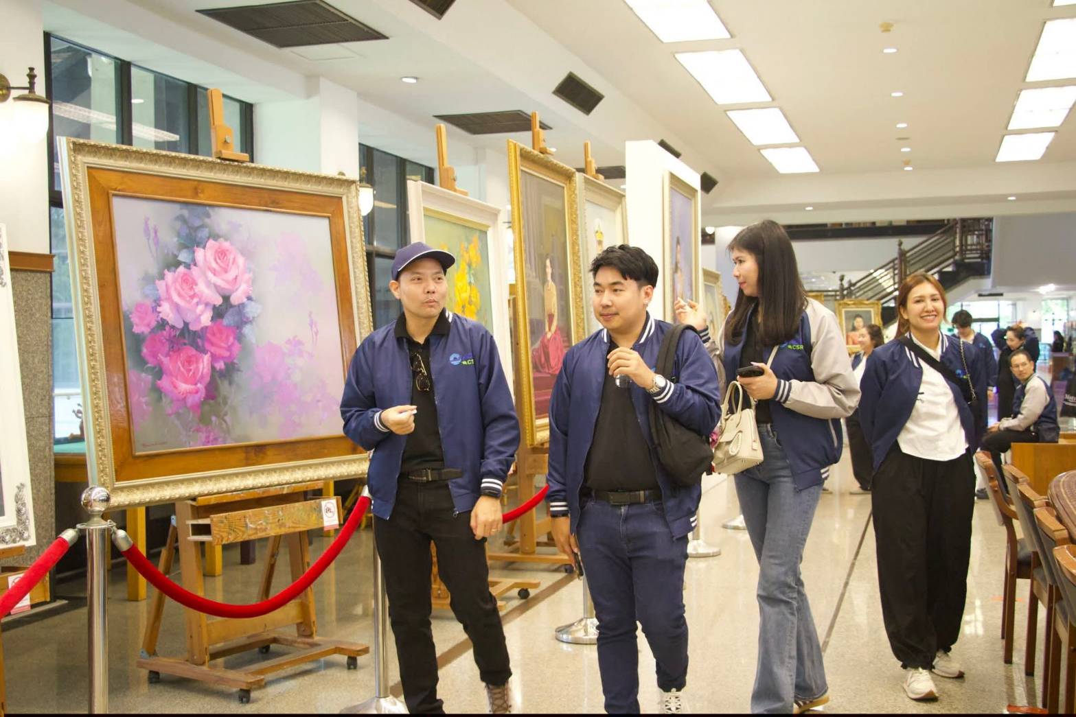 title - ผอ.ศพส. ให้การต้อนรับ ผอก.สกอญ. พร้อมด้วย คณะผู้เข้าร่วมสัมมนาเชิงปฏิบัติการฯ เข้าเยี่ยมชมแผนกฝึกอบรม และพื้นที่ภายในศูนย์ส่งเสริมและพัฒนาอาชีพเสริมนอกภาคการเกษตร